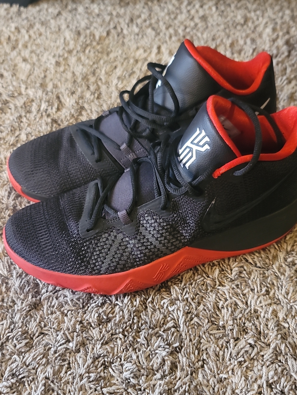 Nike Men's Kyrie Flytrap 2 Black and Red Basketball Sneakers Sz 11.5